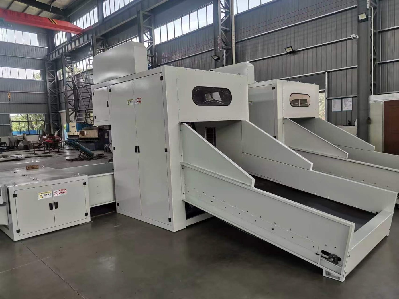 Huakai CYLKB-1300 bale opener installed in the workshop